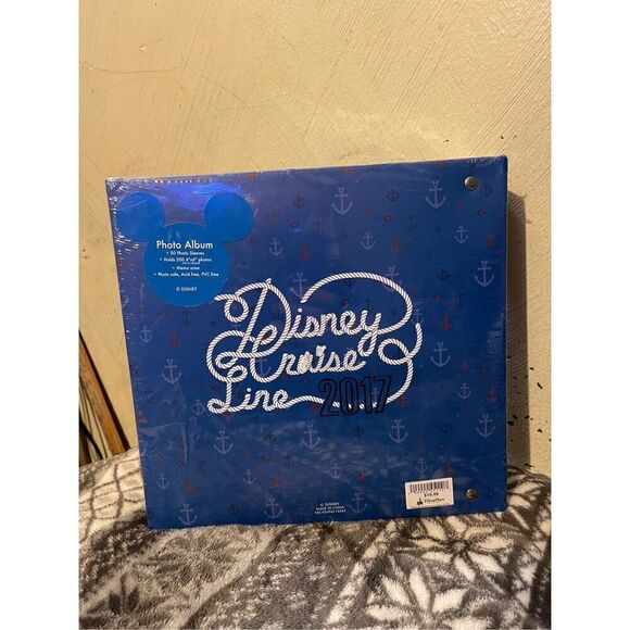 Disney cruise line 2017 photo album holds 200 photos 50 photo sleeves memo area - Picture 5 of 6